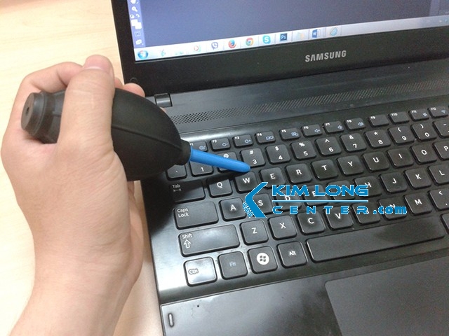 ve-sinh-laptop